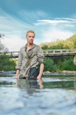 nehir kenarında eski ahşap köprü-tarihi yeniden İkinci Dünya Savaşı sırasında eski bir askeri Üniformalı erkeklere açıktır