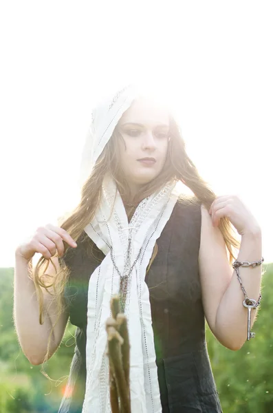 一个年轻的农民女巫的肖像在一个被太阳照亮的老领带 — 图库照片