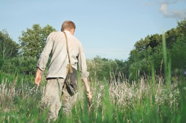 uzun otların el dokunmadan sahada askerdir