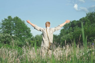 asker alanında bir şey karşılamak için uzanmış kollarıyla duruyor.