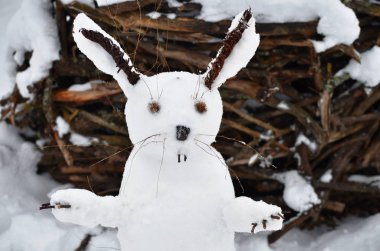 bir tavşan şeklinde kardan adam. Yeni yıl tavşan kar