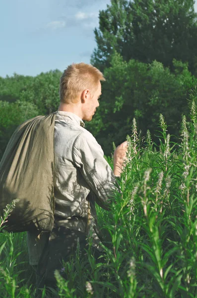 Man Old Military Uniform Standing Field Tall Herbaceous Plants — Stock Photo, Image