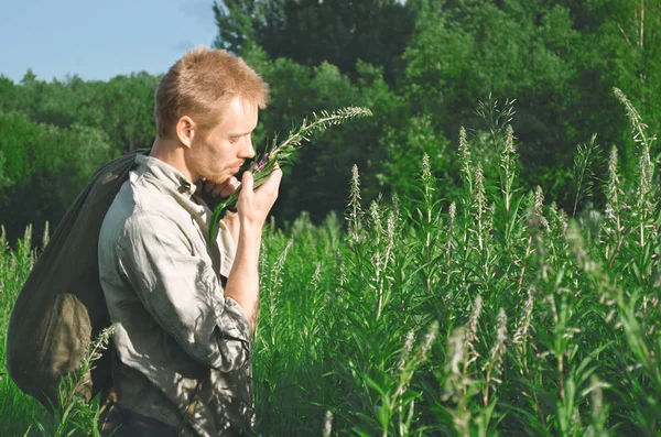 Man Old Military Uniform Standing Field Tall Herbaceous Plants — Stock Photo, Image