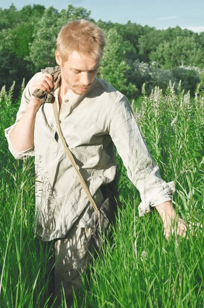 uzun otların el dokunmadan sahada askerdir