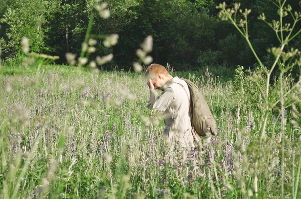 Soldat Geht Zwischen Den Hohen Gräsern Und Trägt Eine Große — Stockfoto