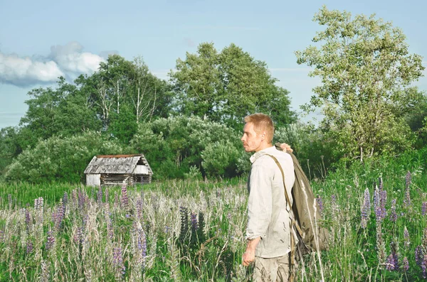 Man Stands Field Tall Grasses Looks Side Distance You Can — Stock Photo, Image