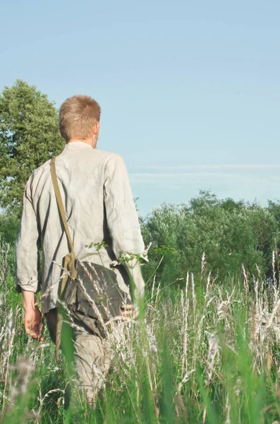 Soldado Está Campo Entre Hierba Alta — Foto de Stock