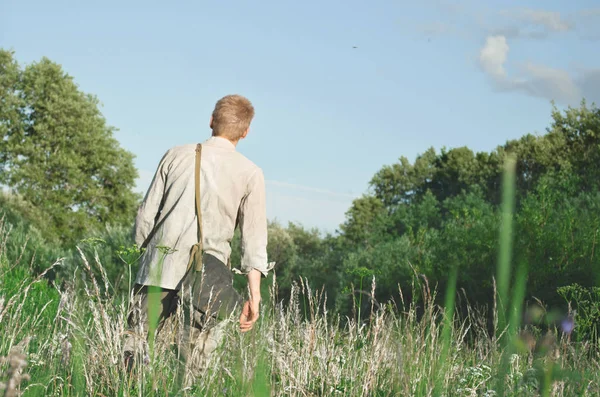 Soldat Berührt Auf Dem Feld Die Hand Des Hohen Grases — Stockfoto