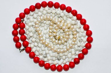 birçok farklı kolye ve takı hafif bir arka plan üzerinde