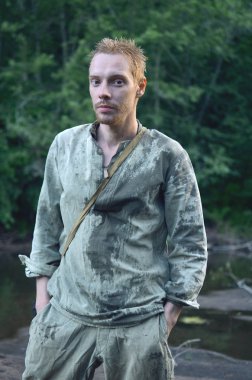 Ormanın içinde ikinci Dünya Savaşı sırasında ıslak askeri üniformalı genç adam