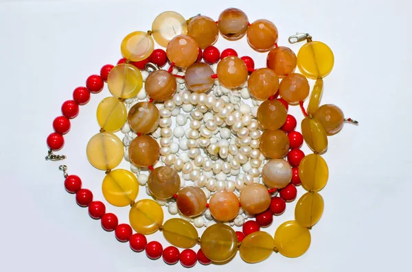 Mnoho Různých Náhrdelníky Šperky Světlém Pozadí — Stock fotografie