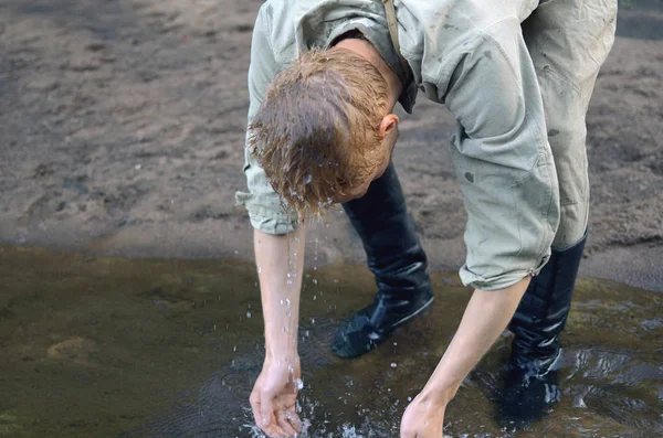 Junger Mann Gestalt Des Zweiten Weltkriegs Ufer Des Waldflusses — Stockfoto