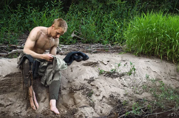 Jeune Homme Dans Vieil Uniforme Militaire Dépouillé Taille Assis Sur — Photo