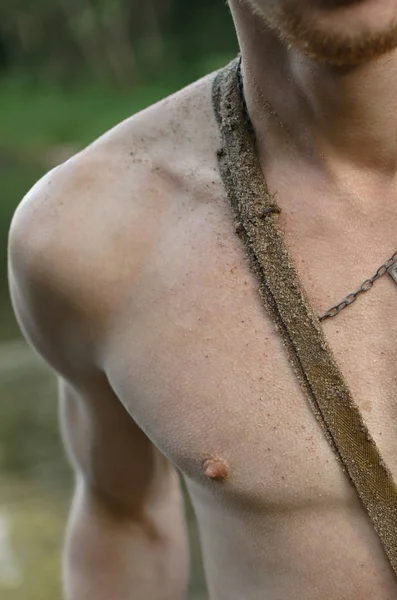 Mannen Borsten Met Een Badge Een Close Van Keten — Stockfoto