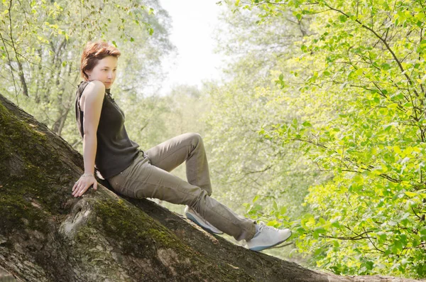 Ung Kvinna Vilar Forest Park Sommaren Stammen Ett Stort Träd — Stockfoto