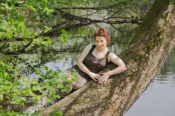 Jovem Mulher Descansando Parque Florestal Verão Tronco Uma Grande Árvore — Fotografia de Stock