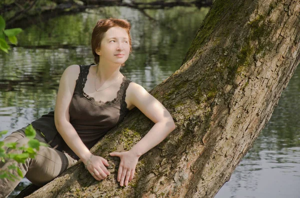 Молодая Женщина Отдыхает Лесном Парке Летом Стволе Большого Дерева — стоковое фото