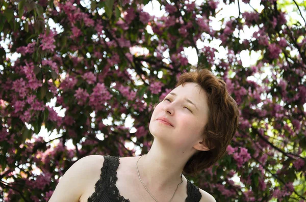 Jeune Femme Plissant Allergies Dans Jardin Fleuri — Photo