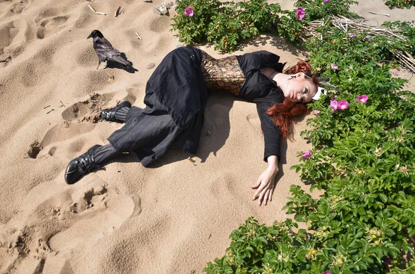 Corvo Sentado Praia Lado Corpo Uma Bruxa Estranhamente Vestida — Fotografia de Stock