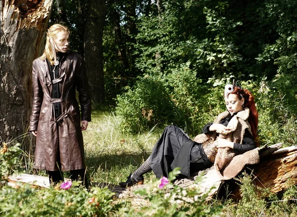 男性と女性が森で奇妙な衣装に身を包んだ会議 — ストック写真