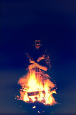 Şaman, ateşi canlı canlı yakarak ayin yapıyor.