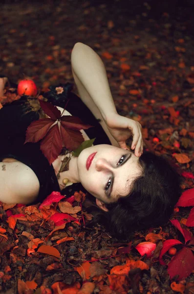 Beautiful Young Woman Lies Ground Pile Fallen Red Leaves Enjoys — ストック写真