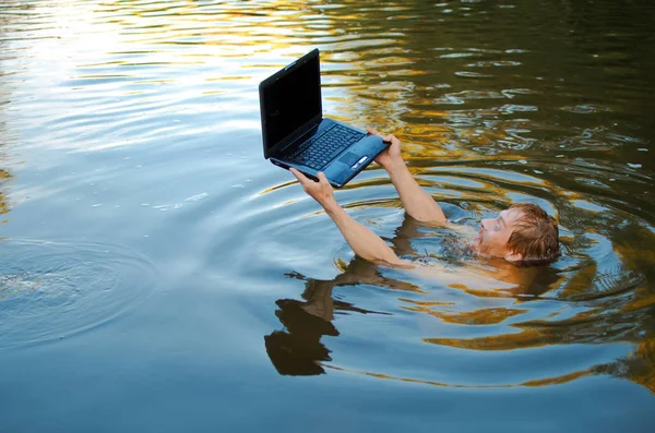 Genç adam boğuluyor ama laptopu sudan kurtarıyor.