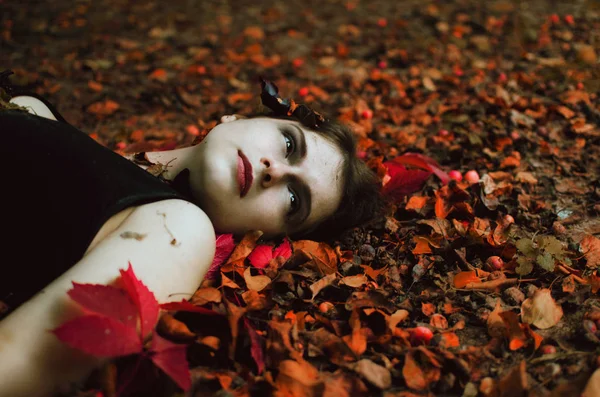 Beautiful Young Woman Lies Ground Pile Fallen Red Leaves Enjoys — ストック写真