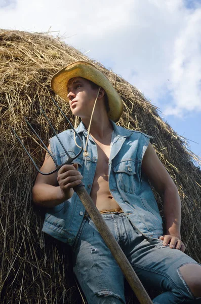 Beau Garçon Campagne Tient Près Une Meule Foin Avec Une — Photo