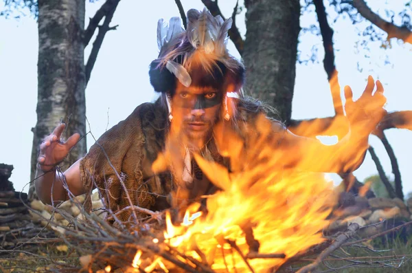 Penyihir Jahat Dengan Wajah Dicat Yang Melemparkan Mantra Atas Api — Stok Foto