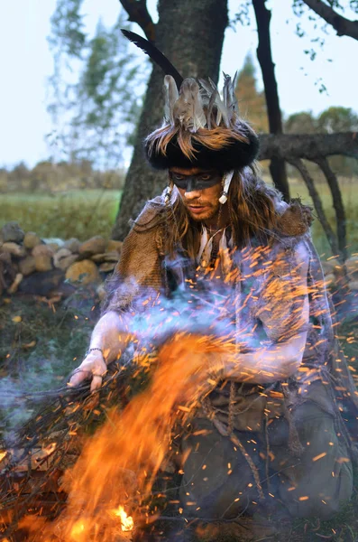 Jovem Xamã Realiza Ritual Sobre Queimar Fogo — Fotografia de Stock