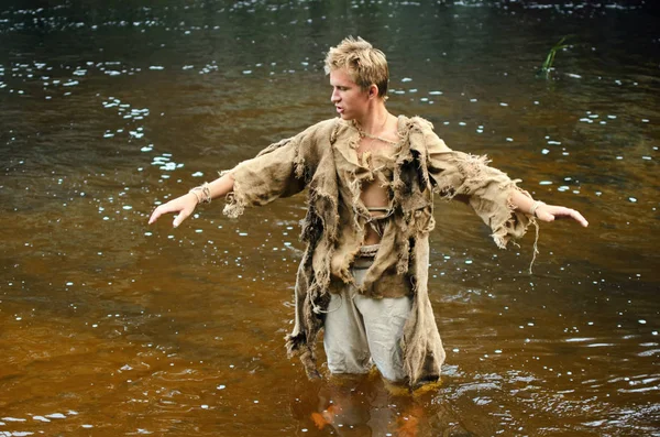 Joven Harapos Para Agua Con Los Brazos Extendidos Tema Medieval — Foto de Stock