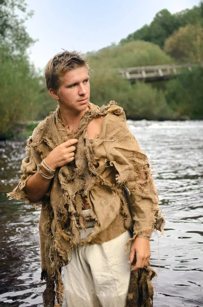 Joven Ropa Medieval Arpillera Tela Gruesa Está Vadeando Través Río — Foto de Stock