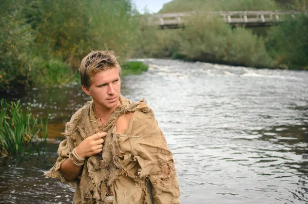 Jeune Paysan Médiéval Costume Jument Vieux Marche Travers Rivière — Photo