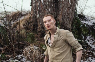 2. Dünya Savaşı üniformalı bir asker kış ormanında