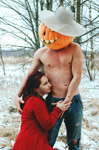Ведьма Тыква Хэллоуин Готовятся Заняться Любовью Предзимнем Лесу — стоковое фото