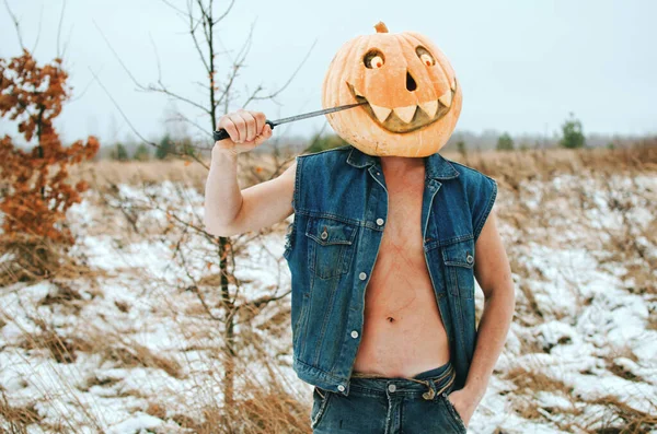 Halloween Abóbora Escova Seus Dentes Grandes Com Uma Faca — Fotografia de Stock