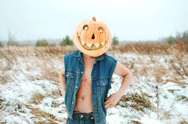 Uomo Giacca Jeans Con Corpo Nudo Con Una Zucca Halloween — Foto Stock