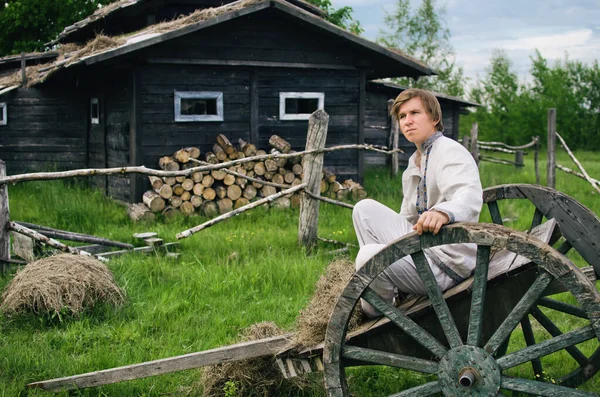 Jongeman Nationaal Kostuum Zit Een Oude Kar Tegen Achtergrond Van — Stockfoto