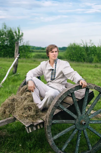 Mladý Muž Národním Kostýmu Sedí Starém Vozíku Poli — Stock fotografie