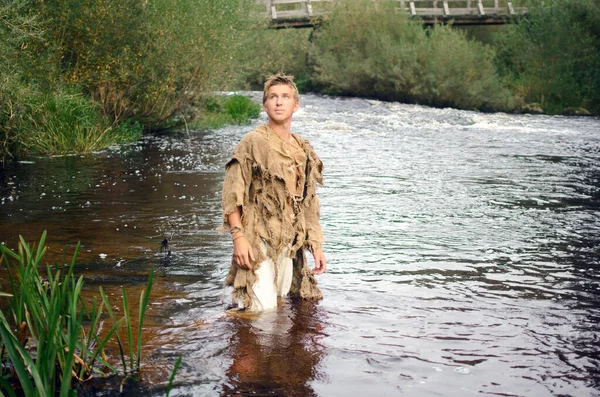 Mann Lumpen Steht Flachen Wasser Des Flusses — Stockfoto