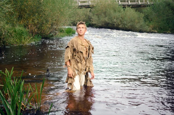 Homme Haillons Tient Eau Peu Profonde Dans Rivière — Photo