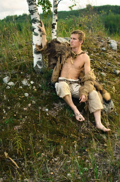 Homme Costume Voleur Médiéval Déchiqueté Assis Sur Une Colline Sous — Photo
