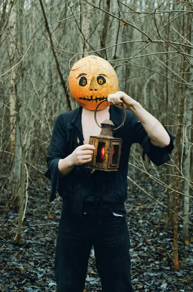 Человек Рваной Одежде Фонарем Хэллоуинской Маской Голове Сыром Мрачном Лесу — стоковое фото