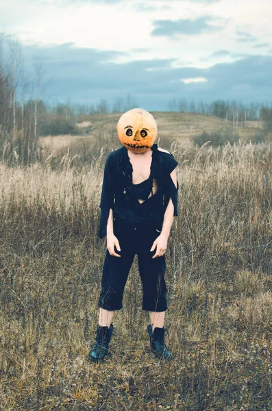 Niño Harapos Una Máscara Calabaza Está Pie Campo Posiblemente Maniático — Foto de Stock