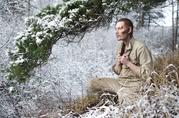 Soldado Uniforme Segunda Guerra Mundial Sienta Bosque Invierno — Foto de Stock