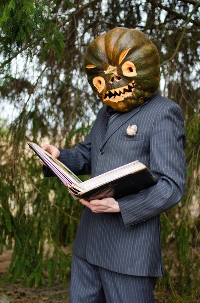 Homme Costume Affaires Avec Une Citrouille Halloween Sur Tête Lit — Photo