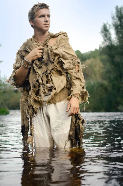 Campesino Medieval Impermeable Andrajoso Viejos Sacos Vadea Través Del Río — Foto de Stock