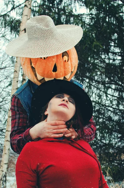 Hexe Und Eine Halloween Vogelscheuche Kämpfen Wald — Stockfoto