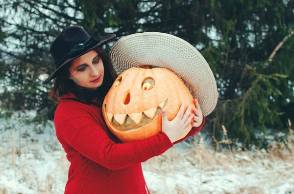 Una Strega Una Grande Zucca Intagliata Halloween — Foto Stock